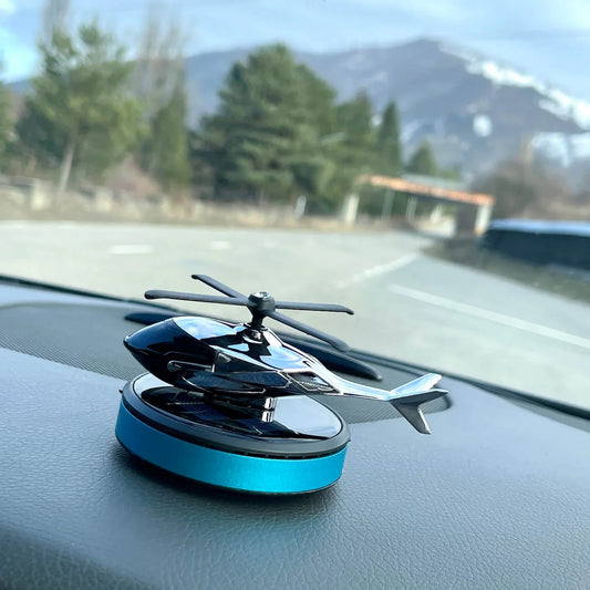 Odorizant auto cu incarcare solara, baza antideranpanta, ulei esential si pipeta incluse, model elicopter