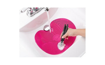 Perie pentru curatat pensulele de machiaj - brush cleaning mat